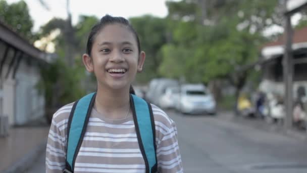 Portrét Roztomilé Asijské Dívky Neformálních Šatech Batohem Usmívá Mluví Během — Stock video