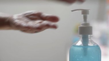 COVID-19 salgını sırasında ellerini alkol jeliyle temizleyen bir kadın. Ev hanımı virüsün yayılmasını önlemek için el dezenfektanı kullanıyor. Coronavirus koruması. 
