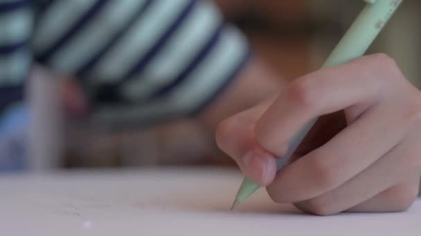 Close Van Hand Van Het Meisje Tekening Een Papier Met — Stockvideo