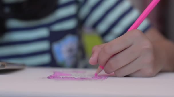 Gros Plan Dessin Main Fille Sur Papier Avec Crayon Couleur — Video