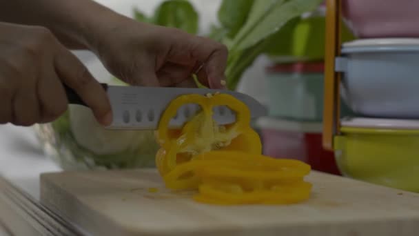 Gospodyni Domowa Pokroiła Żółty Słodki Pieprz Nożem Drewnianej Desce Krojenia — Wideo stockowe