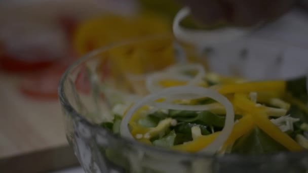 Close Mãos Mulher Preparando Legumes Para Salada Com Molho Uma — Vídeo de Stock