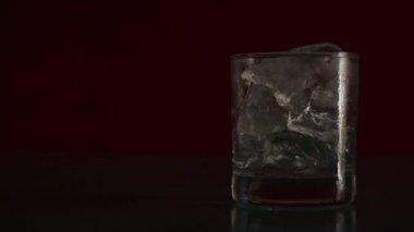 Kola suyunu buzlu bardağa doldur. Buzlu karbonatlı içecek ve cam köpükler. Geceleri masada bir bardak soğuk içecek..