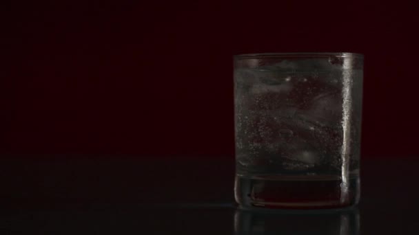 Zavřete Sodovku Sklenici Kostkami Ledu Uhličitanový Nápoj Ledem Bublinkami Skle — Stock video
