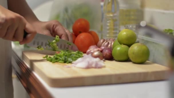 Chef Hembra Picando Cebolletas Con Cuchillo Tabla Cortar Madera Primer — Vídeos de Stock