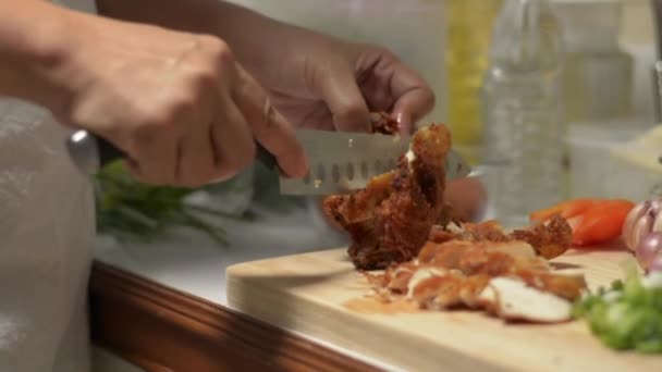 Νοικοκυρά Κόβει Κρέας Κοτόπουλου Μαχαίρι Ξύλο Κοπής Κοντινό Πλάνο Των — Αρχείο Βίντεο