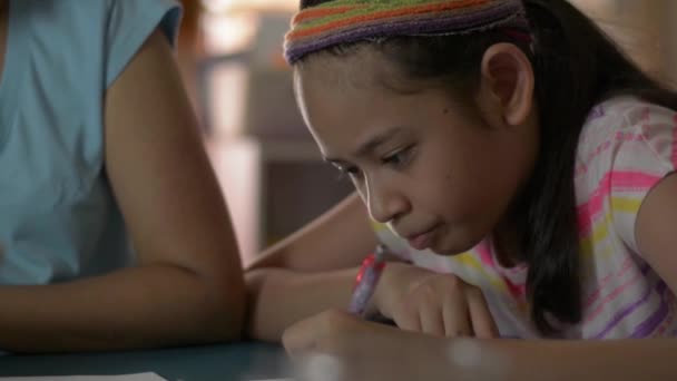 Adorable Chica Vestido Casual Escuchando Madre Durante Tarea Escritorio Sala — Vídeos de Stock