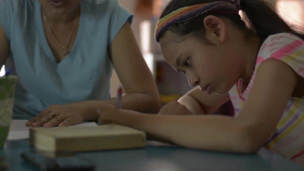 Anne Covid Salgını Sırasında Kızına Evde Ders Veriyor Günlük Elbiseli — Stok video