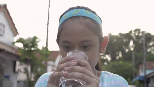 Здорова Азіатська Мила Дівчина Тримає Келих Мінеральну Воду Після Фізичних — стокове відео