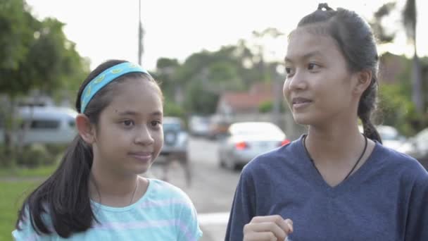 Retrato Dois Asiático Bonito Menina Falando Enquanto Parque Público Área — Vídeo de Stock