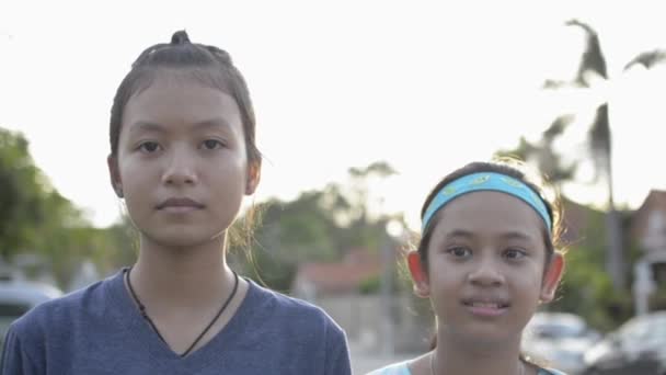 Retrato Dos Chicas Lindas Asiáticas Hablando Mientras Están Pie Parque — Vídeos de Stock