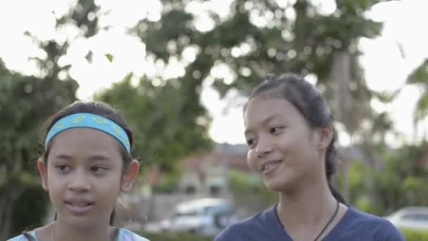 Zwei Asiatische Hübsche Mädchen Lässiger Kleidung Unterhalten Sich Miteinander Während — Stockvideo