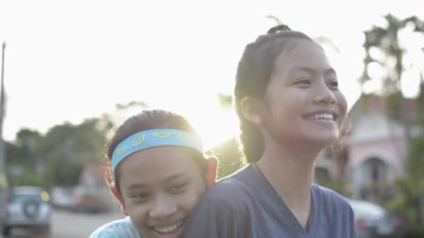 Dvě Veselé Asijské Roztomilé Dívky Neformálních Šatech Tráví Čas Spolu — Stock video
