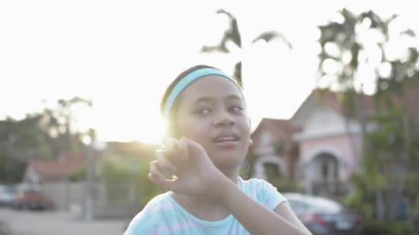 Ładna Azjatycka Dziewczyna Stroju Ćwiczeń Nakryciem Głowy Ćwiczy Taniec Szczęśliwie — Wideo stockowe