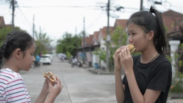 Duas Meninas Bonitas Asiáticas Vestido Casual São Aprecie Comer Hambúrguer — Vídeo de Stock