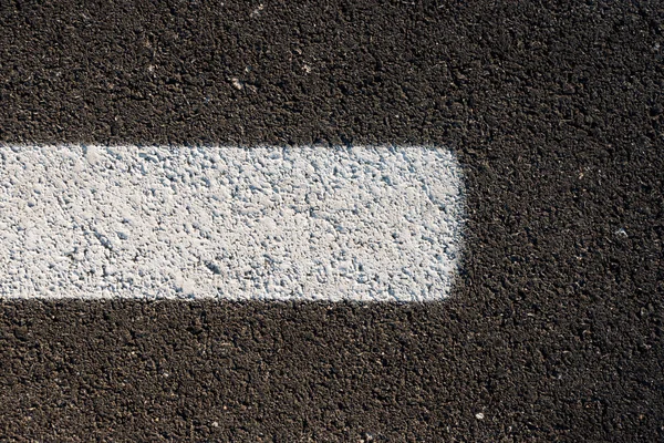 Αφηρημένη υφή του ένας ασφαλτοστρωμένος δρόμος με άσπρο χρώμα σε αυτό — Φωτογραφία Αρχείου