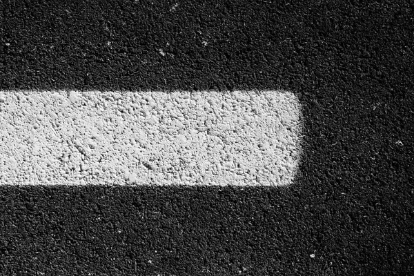 Yol asfalt üzerine beyaz boya ile soyut doku