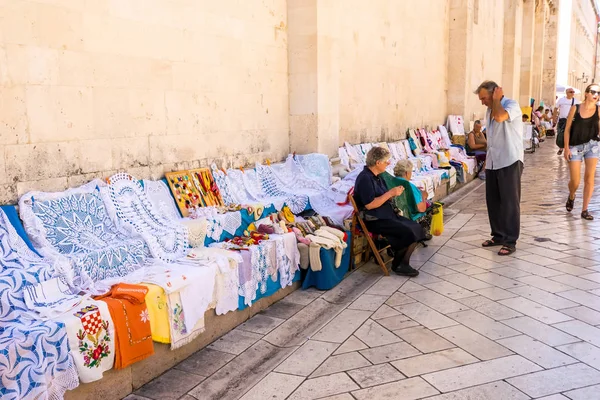 Antiguos residentes de Zadar vendiendo recuerdos tradicionales en Zadar, Croacia — Foto de Stock