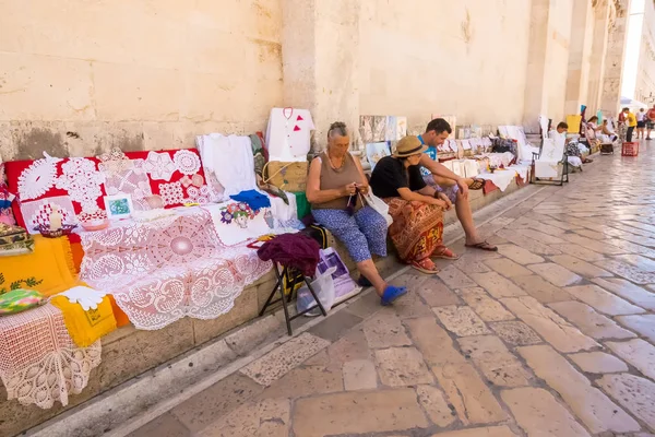 Antiguos residentes de Zadar vendiendo recuerdos tradicionales en Zadar, Croacia — Foto de Stock