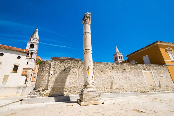 Os restos dos antigos romanos em Zadar. Pilar de tortura em Zadar . — Fotografia de Stock