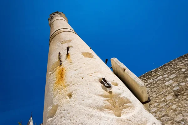 The remains of the ancient Romans in Zadar. Pillar of torture in Zadar. — Stock Photo, Image