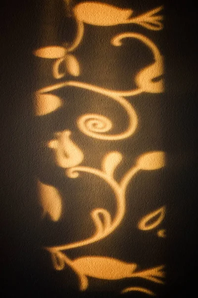Le motif abstrait est représenté sous forme d'ombre sur le mur. Réflexion floue et image à contraste élevé . — Photo