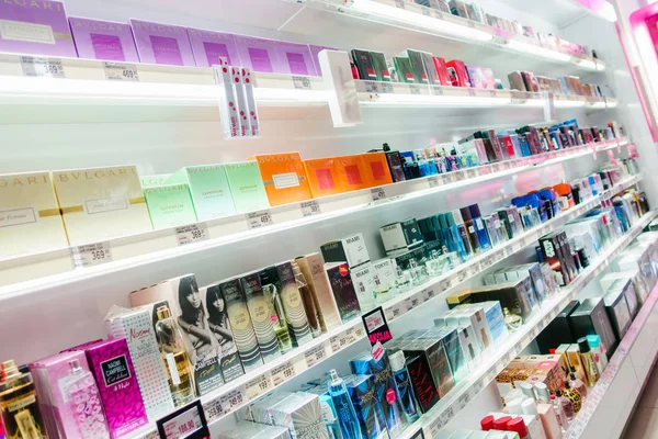 Perfumes y cosméticos en los estantes de la farmacia en Metkovic, Croacia — Foto de Stock