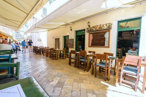 Strada con ristoranti nel centro della città vecchia di Zara, Croazia — Foto Stock