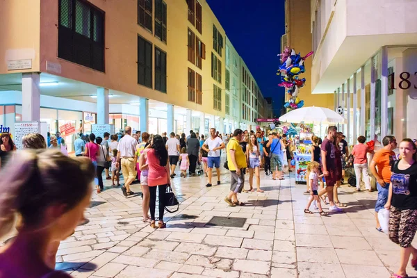 One of the main streets in center of old city of Zadar is crowded in summer evenings — Stock Photo, Image