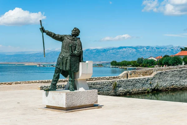 Statue des kroatischen Herzogs Branimir, der im 9. Jahrhundert am Eingang zur historischen Stadt Nin herrschte, Kroatien — Stockfoto