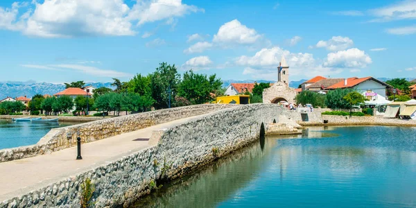 Entrada a la histórica ciudad de Nin, Croacia — Foto de Stock