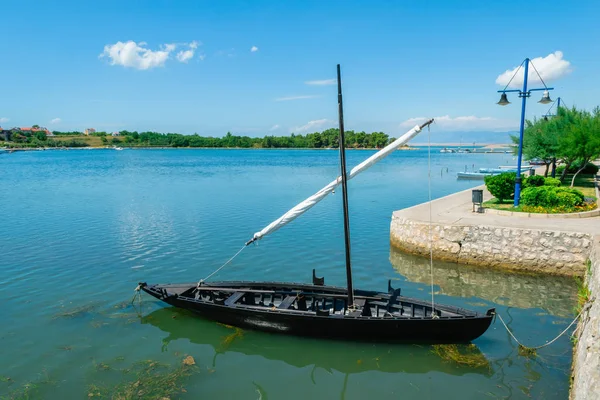 ニン、クロアチアの町の近くの海で古いクロアチアの歴史的な船 — ストック写真