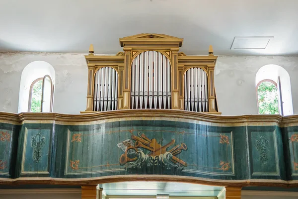 Орган внутри христианской церкви в историческом городе Нин, Хорватия — стоковое фото