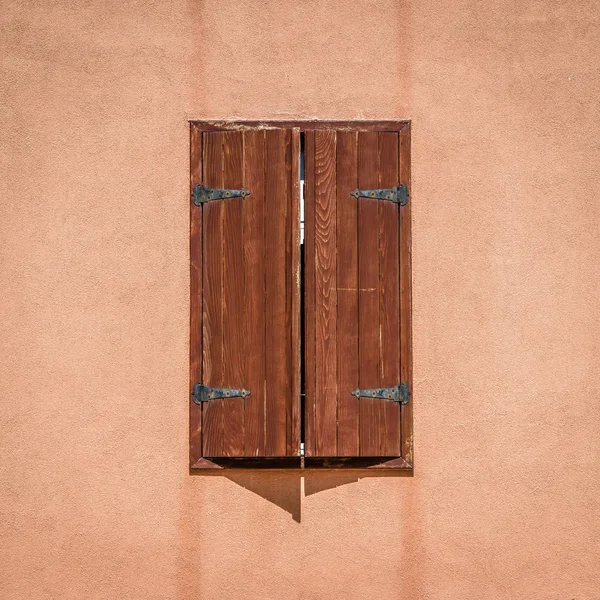 Traditionele venster blinds in historische stadje Nin, Kroatië — Stockfoto