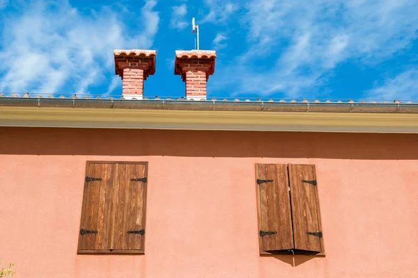 Häuser und dächer in der historischen stadt nin, kroatien — Stockfoto