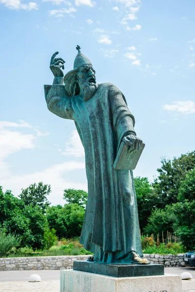 Estatua de bronce monumental del obispo Gregory en la ciudad Nin en Croacia — Foto de Stock
