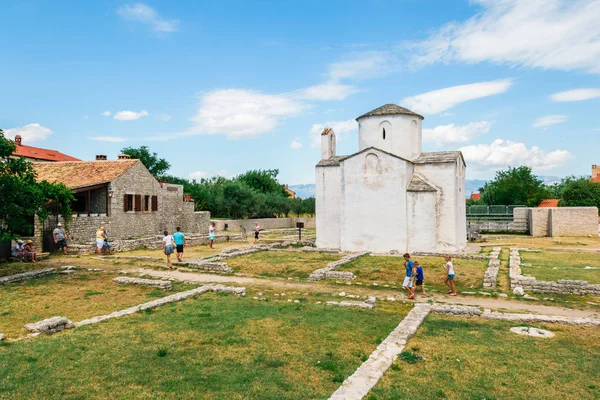 Die Kirche des heiligen Kreuzes ist eine kroatische vorromanische katholische Kirche, die aus dem 9. Jahrhundert stammt. — Stockfoto