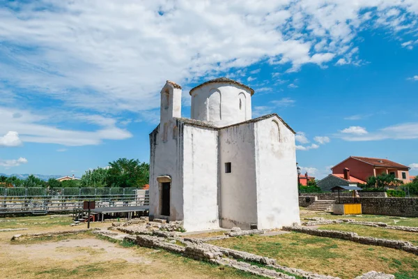ホーリー クロス教会はニンの 9 世紀からクロアチア前ロマネスク様式のカトリック教会です。 — ストック写真