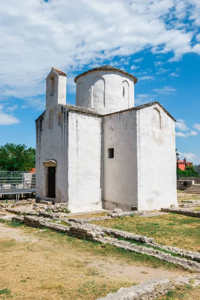 Kostel svatého kříže je chorvatský předrománská katolický kostel pocházející z 9. století v Nin — Stock fotografie