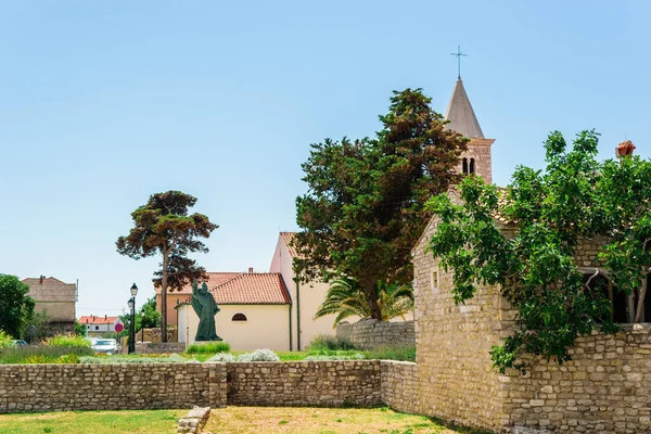 Starověká architektura v barevné náměstí ve staré město Nin, Chorvatsko, Evropa. — Stock fotografie