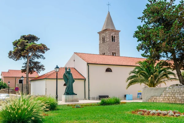 Starověká architektura v barevné náměstí ve staré město Nin, Chorvatsko, Evropa. — Stock fotografie