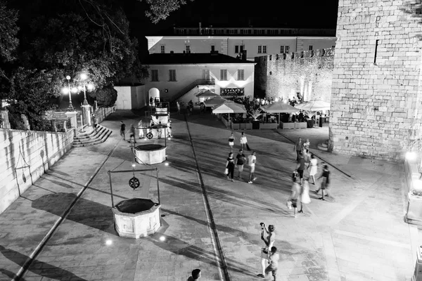Noční život v centru města v staré město Zadar — Stock fotografie