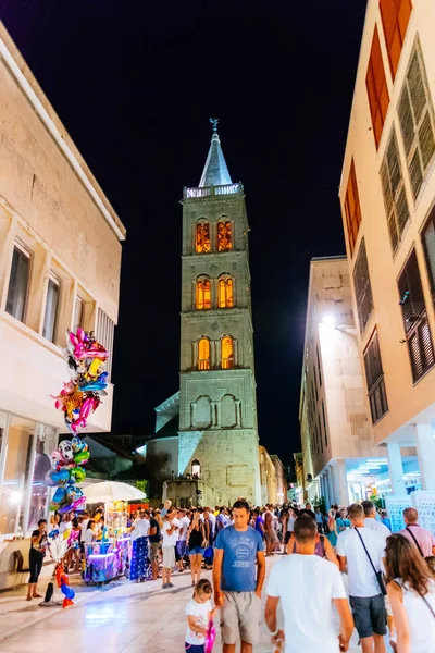 Lot of people, tourists, in Zadar during summer nights — Stock Photo, Image