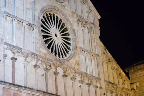 Фасадні крупним планом подання з до церкви святої Анастасії в Задар під час літньої ночі — стокове фото