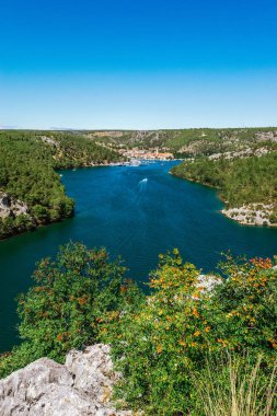 Şehir Skradin Dalmaçya, Hırvatistan Krka nehrinde mesafeden izlendi. Skradin bir küçük tarihi liman yeri.