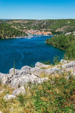 Şehir Skradin Dalmaçya, Hırvatistan Krka nehrinde mesafeden izlendi. Skradin bir küçük tarihi liman yeri.