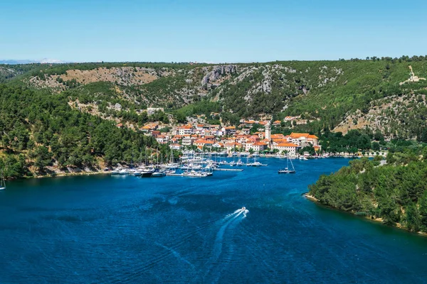 Ciudad de Skradin en el río Krka en Dalmacia, Croacia visto desde la distancia. Skradin es una pequeña ciudad histórica y puerto . — Foto de Stock