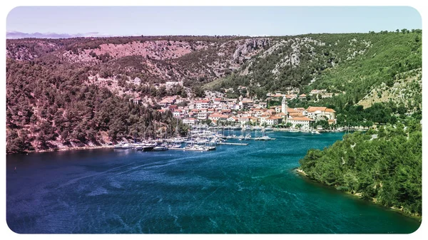 Ville de Skradin sur la rivière Krka en Dalmatie, Croatie vue de loin. Vintage post-traitement . — Photo