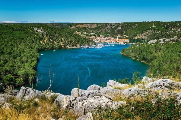 Città di Skradin sul fiume Krka in Dalmazia, Croazia visto da lontano. Skradin è una piccola città storica e portuale . — Foto Stock