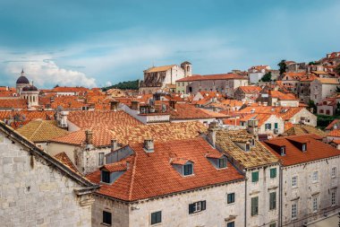 Güneşli bir mavi gökyüzü ile Hırvatistan Dubrovnik eski şehir rooftops